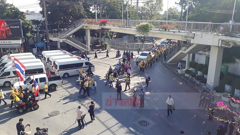 บริเวณแยกเกียกกายที่เจ้าหน้าที่มีการนำรั้วลวดหนามและรถเมล์ไปขวางกั้นปิดการจราจร