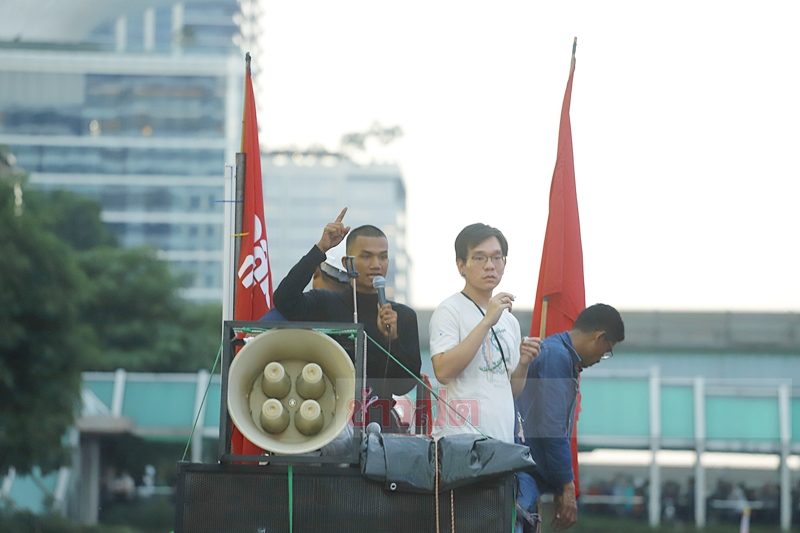 นายภาณุพงศ์ จาดนอก หรือ ไมค์ แกนนำกลุ่มราษฎร ขึ้นรถปราศรัย เมื่อวันที่ 18 พ.ย.2563