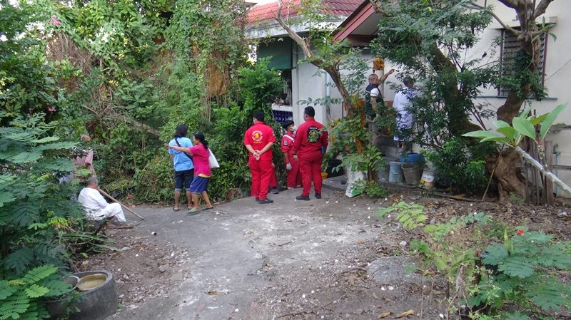 เจ้าหน้าที่เข้าตรวจสอบข้างกุฏิที่พบศพ