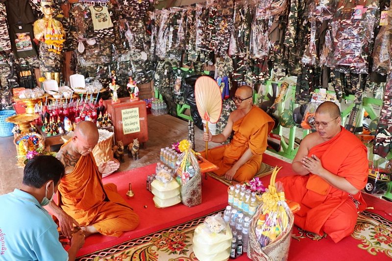 พระอาจารย์สมหวัง ญาณสัมปัญโน รักษาการเจ้าอาวาสวัดสนามชัย และลูกศิษย์ ได้นิมนต์พระสงฆ์มาร่วมทำบุญอุทิศส่วนบุญกุศลให้ไอ้ไข่