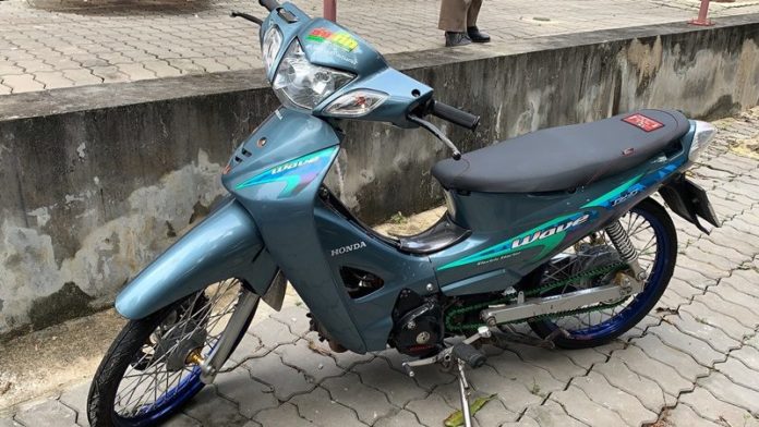 โต้จับแว้นตบหน้า 