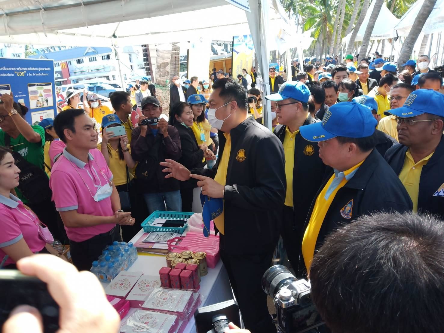 'สุชาติ'เดินสายหาดบางแสน ชวนแรงงานอิสระ จ.ชลบุรี สมัคร ม. ...