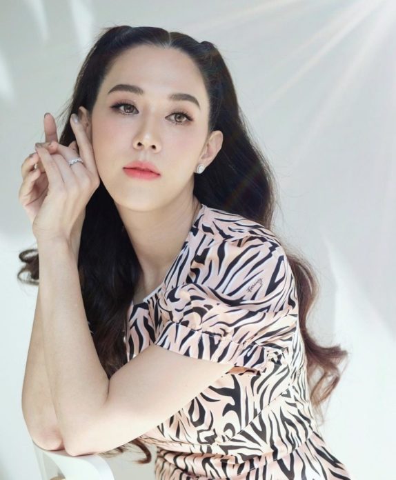 เมย์ เฟื่องอารมย์