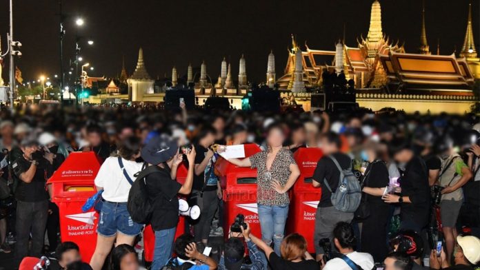 ม็อบอ่านแถลงการณ์ ยื่นจดหมายจากราษฎร ก่อนประกาศยุติชุมนุมแล้ว