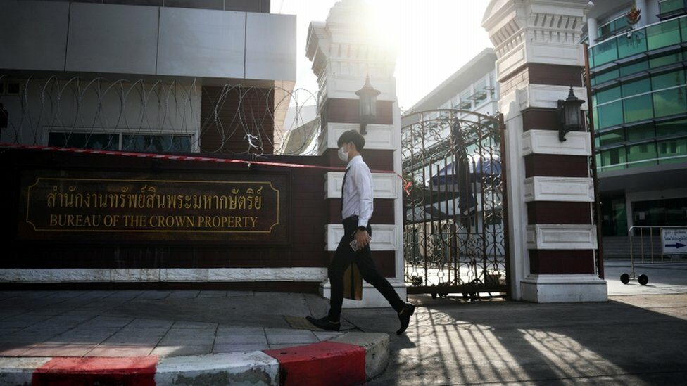 คนเดินผ่านสำนักทรัพย์สินพระมหากษัตริย์