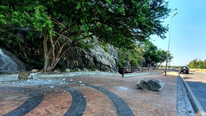  เตือนหินร่วง 