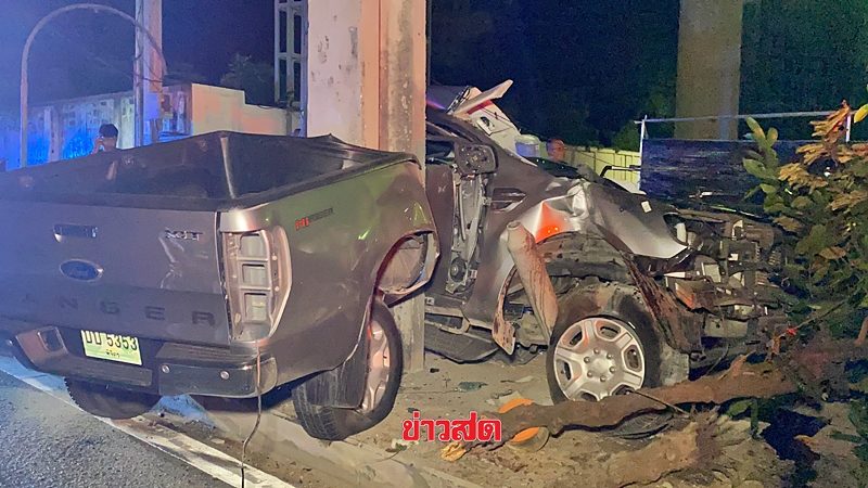 สภาพรถกระบะชนอัดติดกับเสาไฟฟ้า