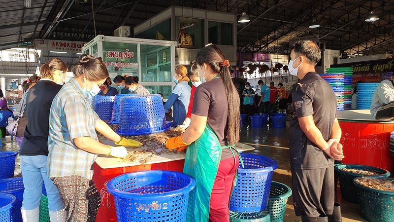 บรรยากาศภายในตลาดกุ้ง