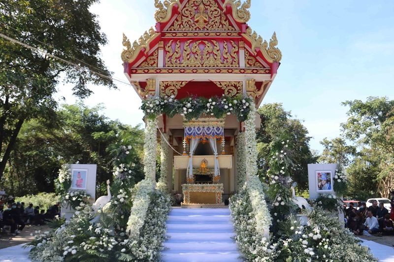 เผาศพ ครูเต้ย วัชรไกร ผู้จัดการวงและครูสอนเต้นรำ คณะศิลปินภูไท หลังประสบอุบัติเหตุรถบัสพลิกคว่ำ