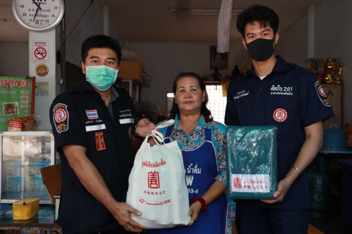ป่อเต็กตึ๊ง ลงพื้นที่ 5 เขต 15 ชุมชน มอบผ้าห่ม-ของใช้ ผู้ยากไร้ ผู้สูงอายุ  ผู้พิการในกทม.