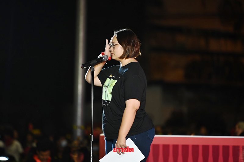 ปนัสยา ขณะขึ้นปราศรัยที่เวทีห้าแยกลาดพร้าว เมื่อวันที่ 2 ธ.ค.2563