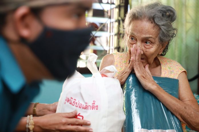 ป่อเต็กตึ๊ง ลงพื้นที่ 5 เขต 15 ชุมชน มอบผ้าห่ม-ของใช้ ผู้ยากไร้ ผู้สูงอายุ  ผู้พิการในกทม.