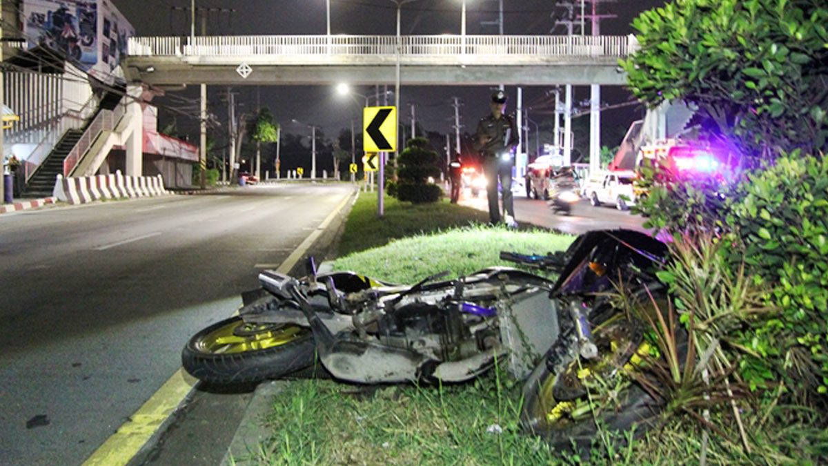 สุดยื้อชีวิต! หนุ่มขับจยย.แหกโค้ง ร่างกระเด็นดับสลดคาถนน รถพังยับ
