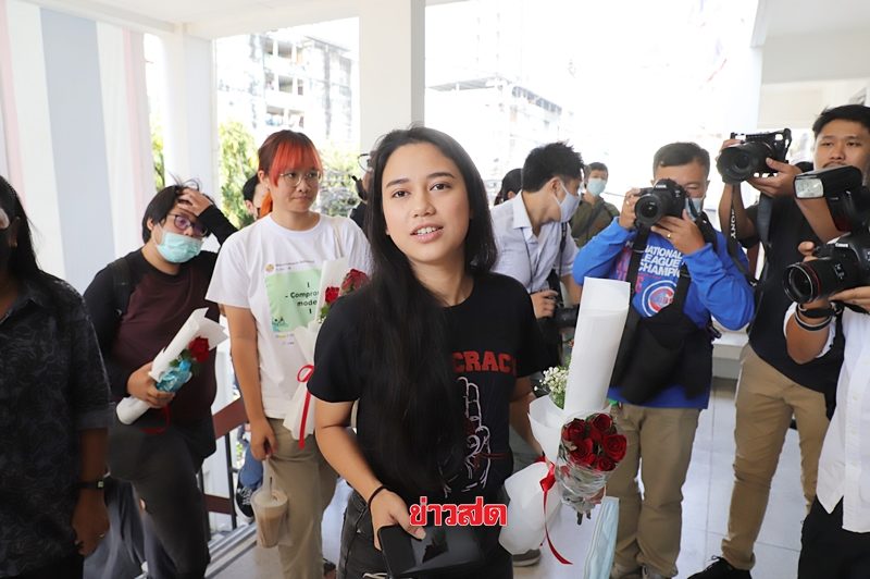 มายด์ ภัสราวลี พร้อมพวกรวม 7 คน เดินทางเข้ารับทราบข้อกล่าวหา ม.112