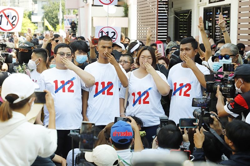 แกนนำแสดงสัญลักษณ์หลังให้สัมภาษณ์สื่อมวลชนเสร็จแล้ว