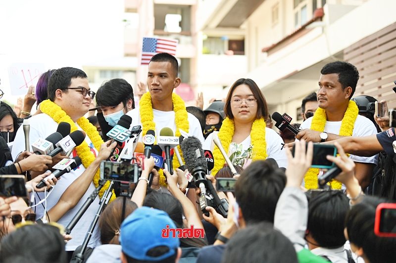 4 แกนนำให้สัมภาษณ์กับสื่อมวลชนก่อนเข้าพบพนักงานสอบสวน