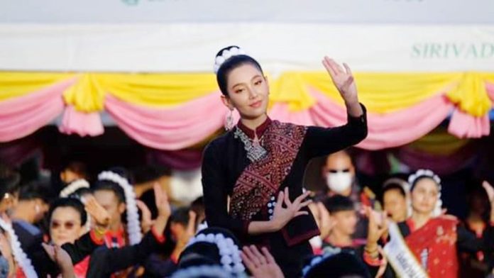 เบลล่านำฟ้อนภูไท
