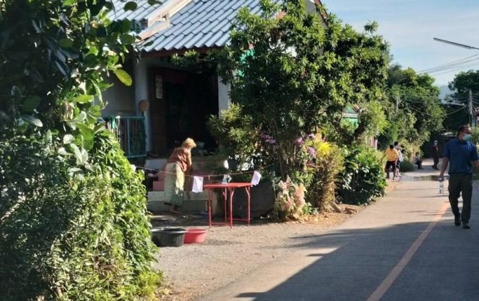 อุตรดิตถ์ คุมเข้มหลังพบแม่ค้าขายอาหารทะเล อายุ 37 ปี ติดโควิด ขายของตามตลาดนัด ปิดบ้านผู้ป่วย เร่งขยายวงตรวจหาผู้ติดเชื้อเพิ่มเติม กักตัว