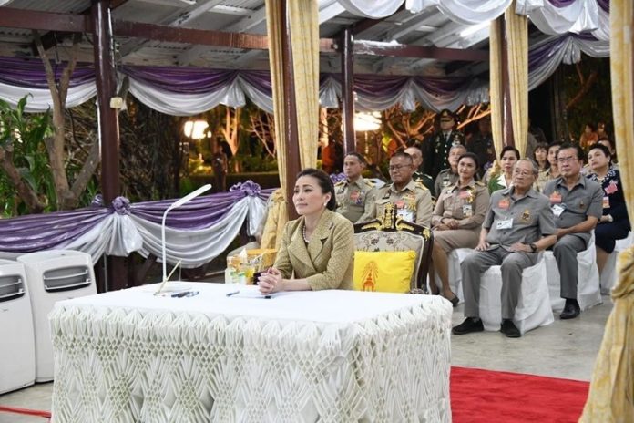 พระราชินี เสด็จ
