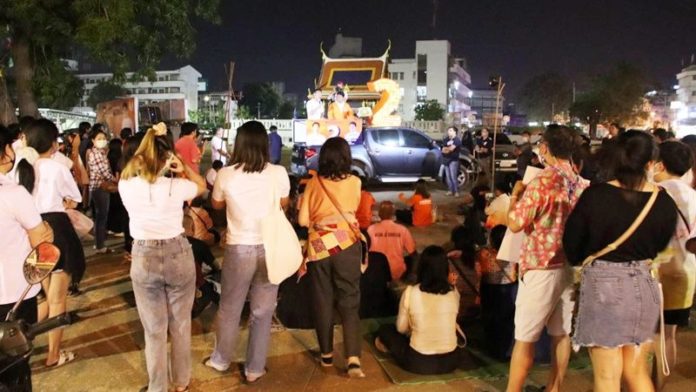 ชูป้ายไล่ธนาธร 