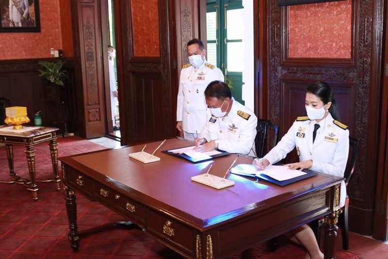 พท.-อดีตทษช. ถวายแจกันดอกไม้-ลงนามถวายพระพร ในหลวง-พระ ...