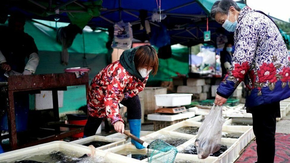 คนขายของในตลาดอู่ฮั่น ประเทศจีน