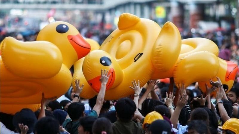 การชุมนุมในวันที่ 18 พ.ย. ที่แยกราชประสงค์ กลุ่มราษฎรได้นำเป็ดยางสีเหลืองตัวโตมาเป็นส่วนหนึ่งและสัญลักษณ์ในกิจกรรม