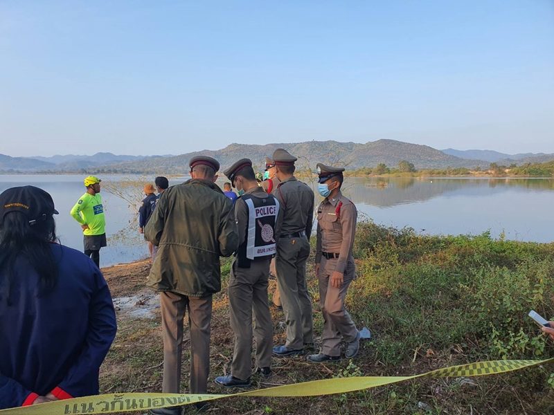 เจอแล้ว 2หนุ่ม ทหาร-ตำรวจ หลังหายปริศนา เขื่อนแม่ประจันต์ พบเป็นศพอืดร่างกอดกันห่างจากฝั่งประมาณ 10 เมตร