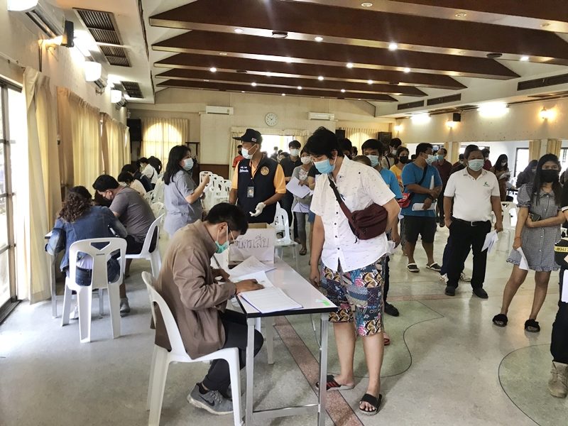ประชาชนเดินทางมาที่ว่าการอำเภอเมือง ระยอง เพื่อเข้าคิวรอขอใบอนุญาตเดินทางข้ามจังหวัด