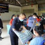 ทหารพัฒนา13 แจกผ้าหม่-เจลแฮลกอฮอร์ ประชาชนพื้นที่ เพชรบุรี
