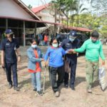 ทหารพัฒนา13 แจกผ้าหม่-เจลแฮลกอฮอร์ ประชาชนพื้นที่ เพชรบุรี