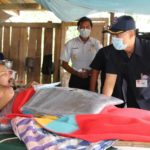 ทหารพัฒนา13 แจกผ้าหม่-เจลแฮลกอฮอร์ ประชาชนพื้นที่ เพชรบุรี