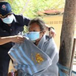 ทหารพัฒนา13 แจกผ้าหม่-เจลแฮลกอฮอร์ ประชาชนพื้นที่ เพชรบุรี