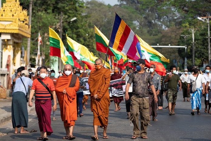 กองทัพเมียนมาโต้จ้องรัฐประหาร