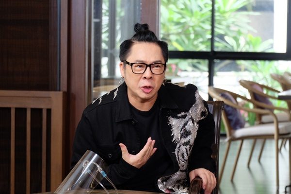 ไก่ สมพล เผยภาพต่างยุคต่างสมัย