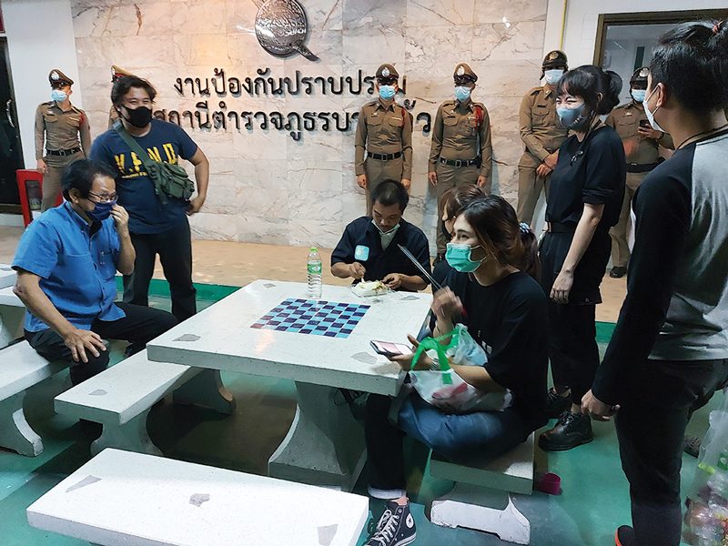 เปิดวงจรปิดภาพชัด ‘อดีตทหาร’กุถูกอุ้ม ตร.จับน.ศ.-คดี ม.112 อีกเหตุขังลืมการ์ดม็อบ : คอลัมน์ แฟ้มคดี