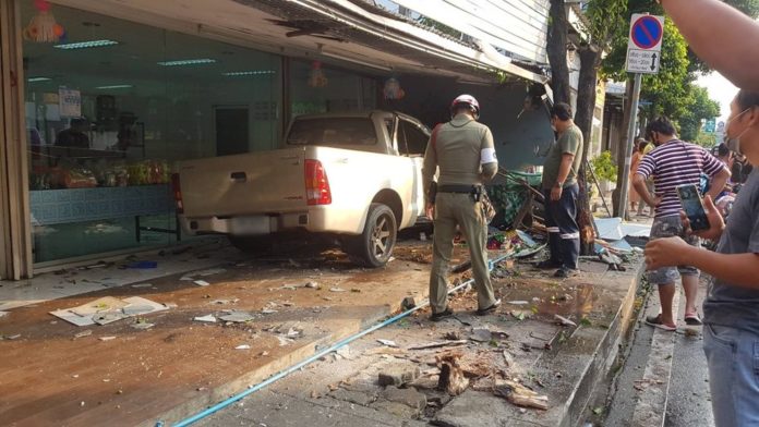 กระบะ ราษฎร์บูรณะ ชนร้านชำ