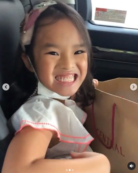 ลูกสาวยิ้มแฉ่ง!สงกรานต์