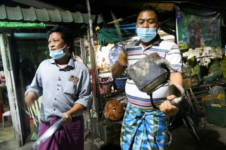 ชาวเมียนมาตีภาชนะ