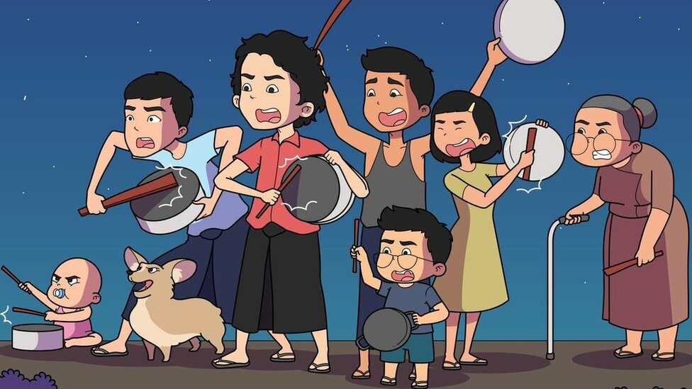 ภาพคนในครอบครัวออกมาเคาะหม้อและกระทะ