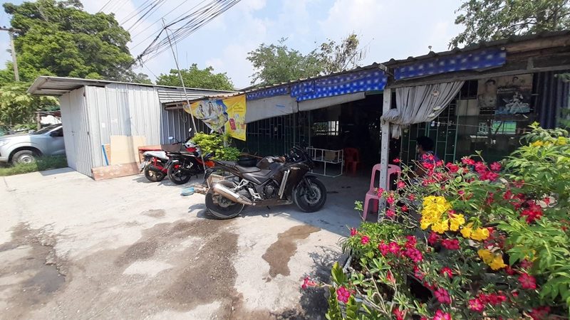 ชายหื่น ขับจักรยานยนต์วนรอบซอย ก่อนจอดรถ สไลด์หนอน โชว์หน้าร้านชำในพื้นที่ จ.สมุทรปราการ