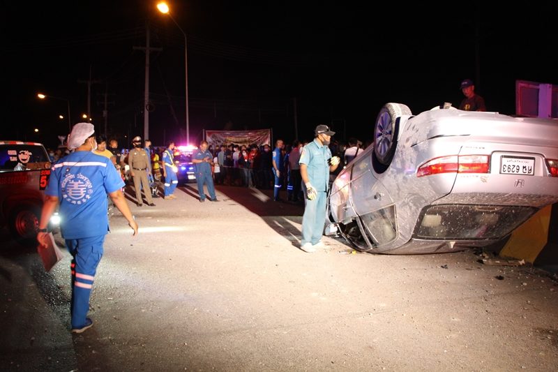 นักร้องหนุ่ม วงดังภาคตะวันตก ขับเก๋งกลับจากงานแต่งงาน รถเสียหลักพุ่งชนแท่งแบริเออร์ เสียชีวิตสลดในพื้นที่ จ.ราชบุรี