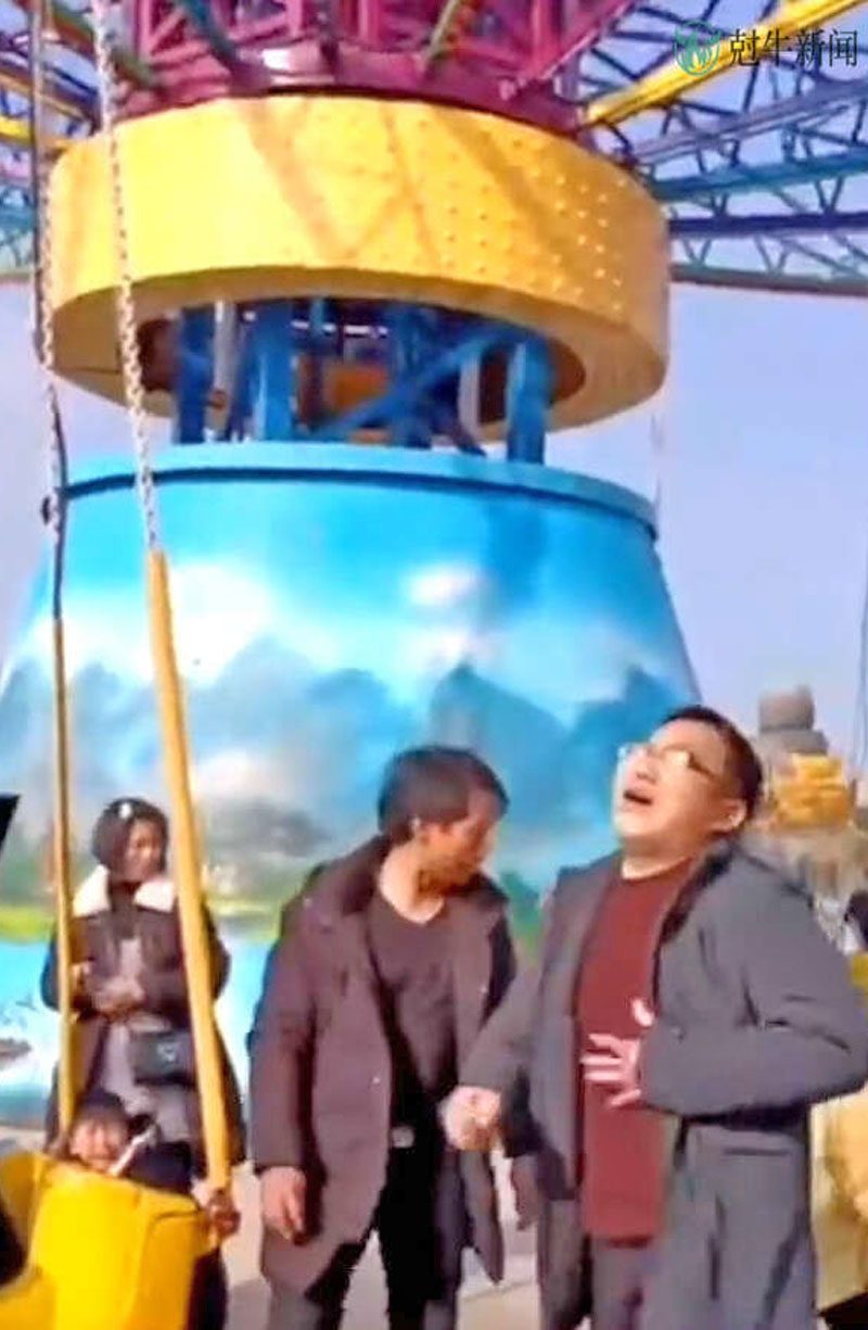 จีนสยองเครื่องเล่น “ชิงช้าหมุน”