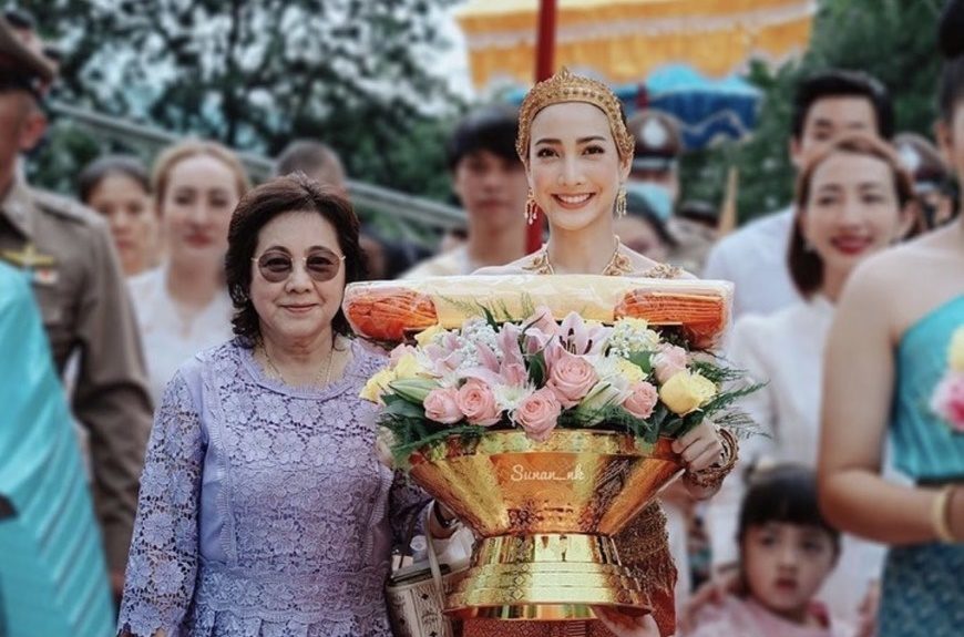 แต้ว ณฐพร นำพวงมาลัย กราบแม่นิด