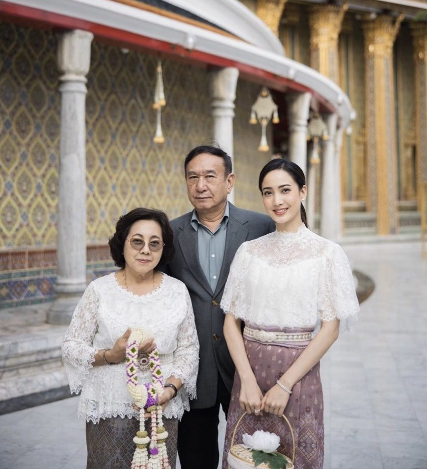 แต้ว ณฐพร นำพวงมาลัย กราบแม่นิด