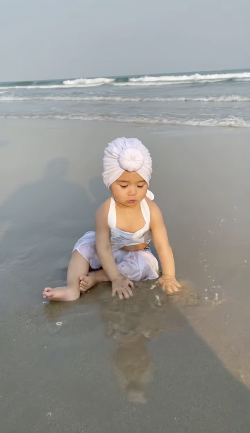 เนย โชติกา พาลูกเที่ยวทะเล