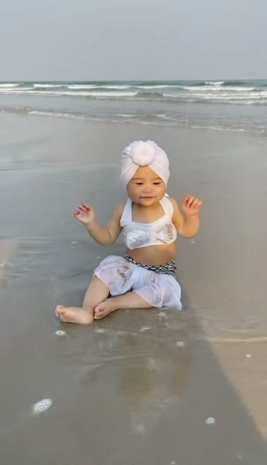 เนย โชติกา พาลูกเที่ยวทะเล