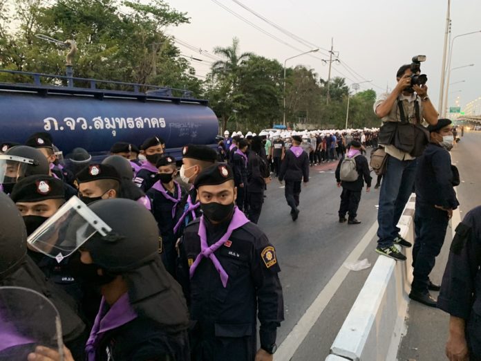 สวมหมวกนิรภัยขาว ไม่ทราบฝ่ายนับร้อย ตั้งแถวกลางม็อบ
