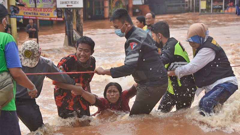 หลังฝนกระหน่ำ-หลายพันคนยังกลับบ้านไม่ได้