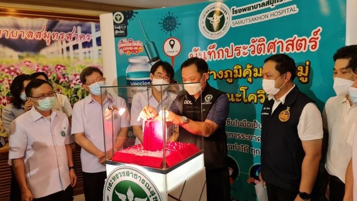 อนุทิน ให้กำลังใจฉีดวัคซีนเข็มแรกสมุทรสาคร ตั้งเป้าเร่งฉีดครบใน 1 เดือน